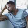 Carín León Acompaña A Ricky Martin En Una Nueva Versión De “A Medio Vivir”